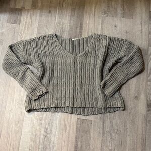 Cozy V-Neck Chunky Knit Sweater - light green